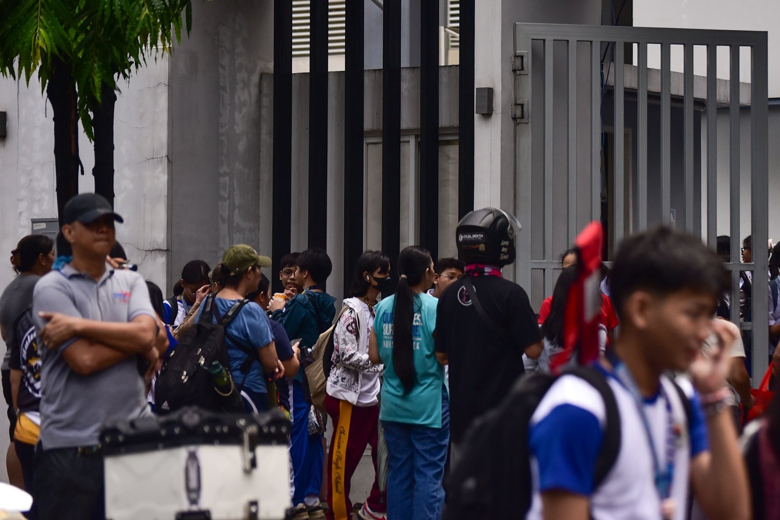 Elementary and high school students leave their schools in Manila after city authorities suspended afternoon classes due to inclement weather brought by the southwest monsoon. | Zedrich Xylak Madrid