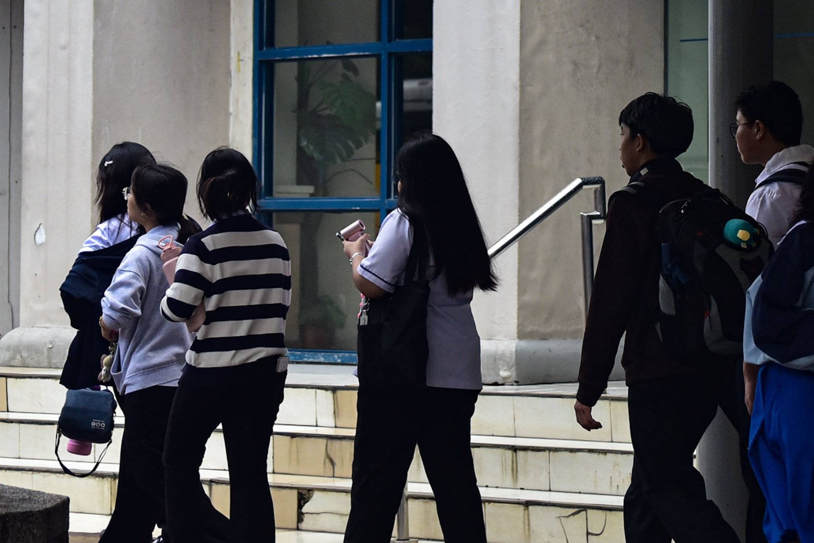Elementary and high school students leave their schools in Manila after city authorities suspended afternoon classes due to inclement weather brought by the southwest monsoon. | Zedrich Xylak Madrid