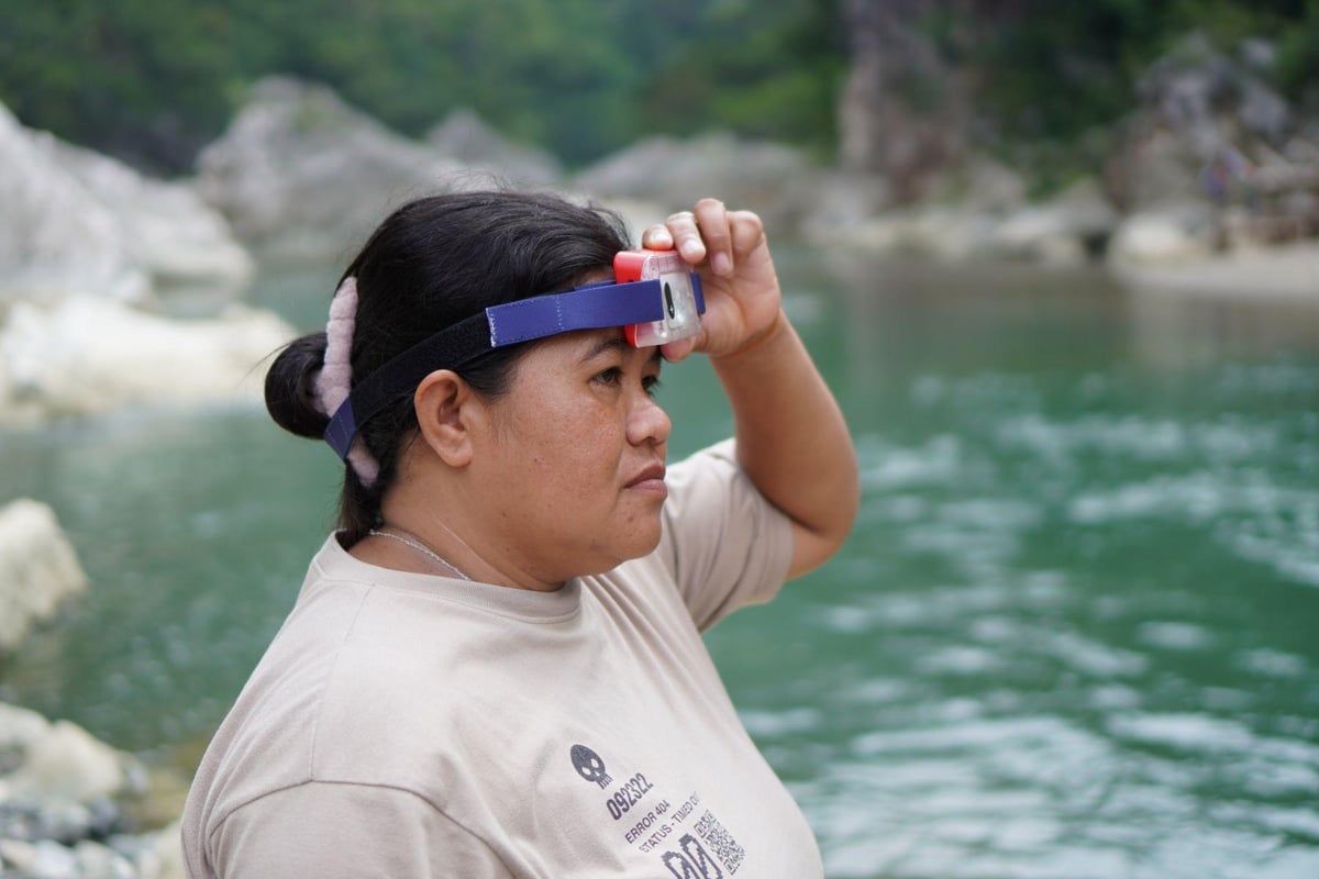 Illuminated path. Through BDO Life’s Lights for Life, solar lamps now bring safer journeys home for Liezel and the Dumagat-Remontado communities.