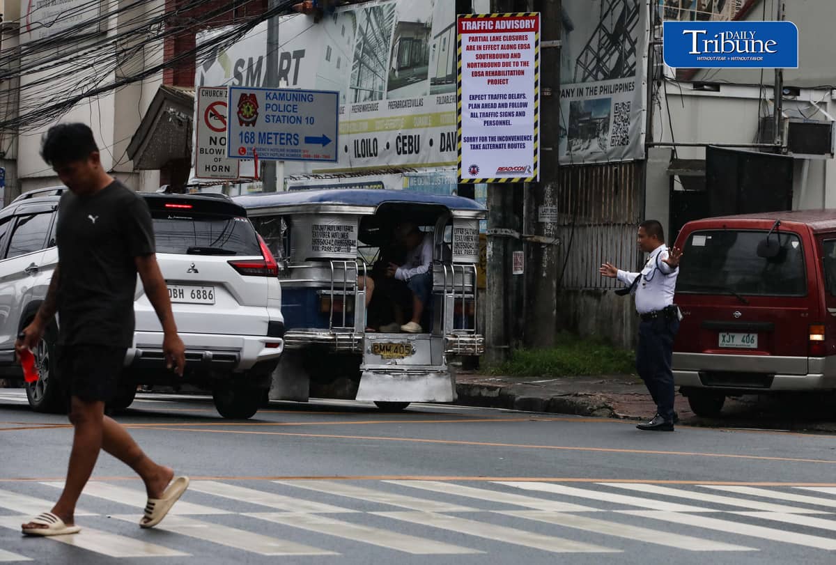 (August 06 2026) An advisory tarpaulins from the Department of Public Works and Highways (DPWH) to expect heavy traffic due to the EDSA Rehabilitation Project seen hang along Kamuning Road corner Edsa in Quezon City on Thursday august 6 2026, as motorists passes by and the MTR3 Dalian train, The DPWH plans to conduct partial lane closures along the southbound lane of EDSA from Monumento to Guadalupe, and advises the public to take alternative routes. Photo/Analy Labor