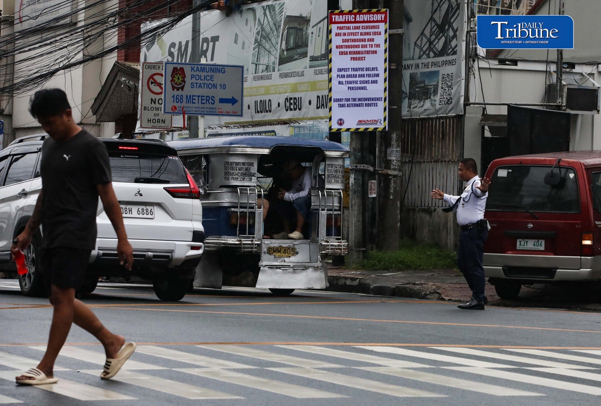 (August 06 2026) An advisory tarpaulins from the Department of Public Works and Highways (DPWH) to expect heavy traffic due to the EDSA Rehabilitation Project seen hang along Kamuning Road corner Edsa in Quezon City on Thursday august 6 2026, as motorists passes by and the MTR3 Dalian train, The DPWH plans to conduct partial lane closures along the southbound lane of EDSA from Monumento to Guadalupe, and advises the public to take alternative routes. Photo/Analy Labor