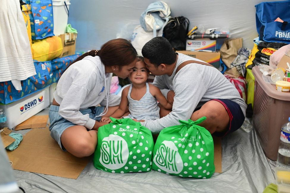 SM Foundation brings relief to Pasig fire victims