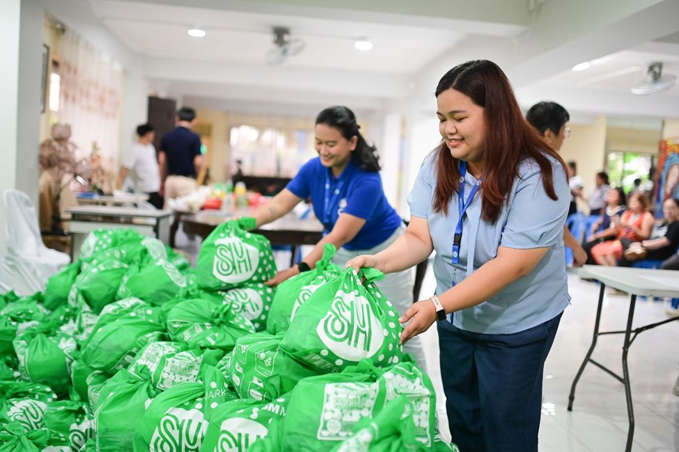 Employee-volunteers prepare the Kalinga Packs to be distributed to the fire-affected residents. OPTE is SM Foundation’s disaster response and relief initiative dedicated to provide immediate assistance to communities.