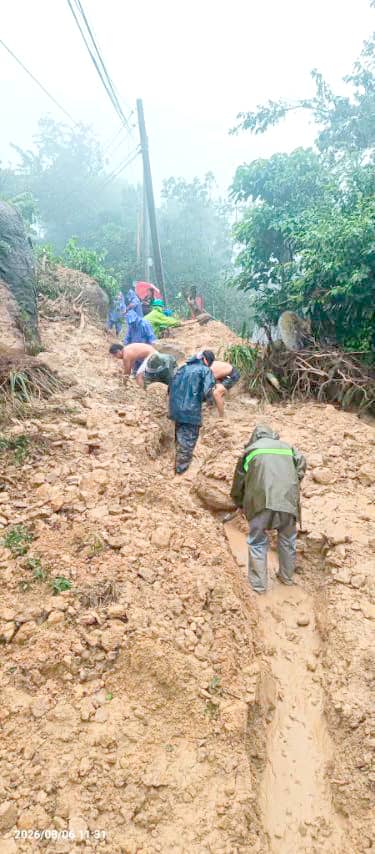Clearing the way Community volunteers and barangay workers clear debris from a road in Barangay Tadiangan, Tuba, Benguet, on 6 August 2026, following landslides triggered by heavy rains.