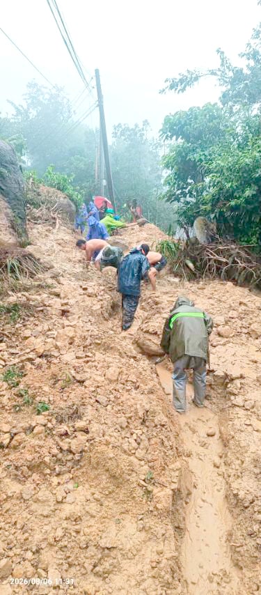 Clearing the way Community volunteers and barangay workers clear debris from a road in Barangay Tadiangan, Tuba, Benguet, on 6 August 2026, following landslides triggered by heavy rains.
