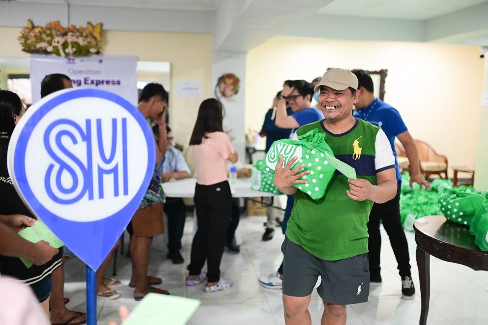 A fire victim receives a Kalinga Pack from SM Foundation.