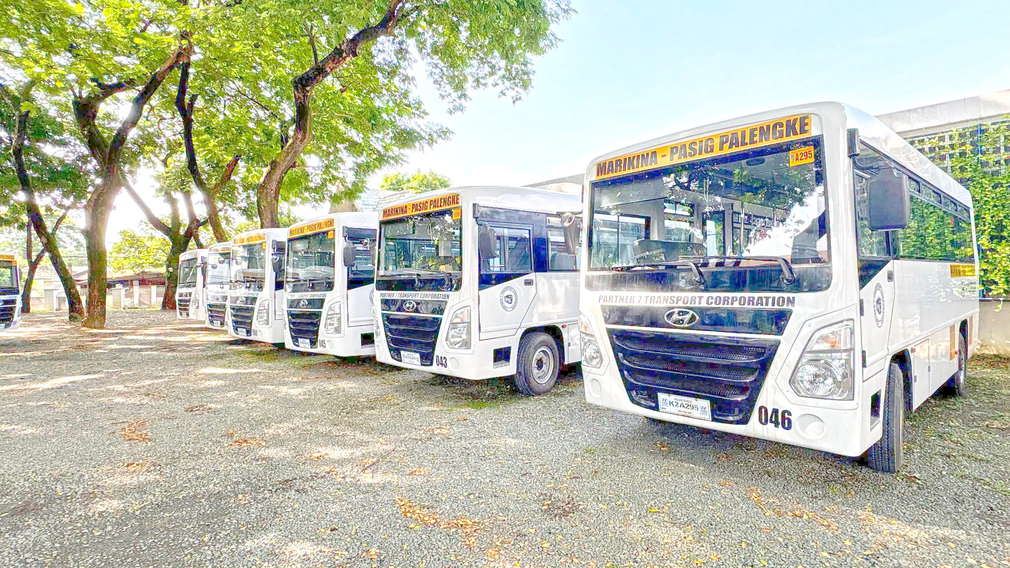 HARI delivers 15 Hyundai PUVs to Partner 7