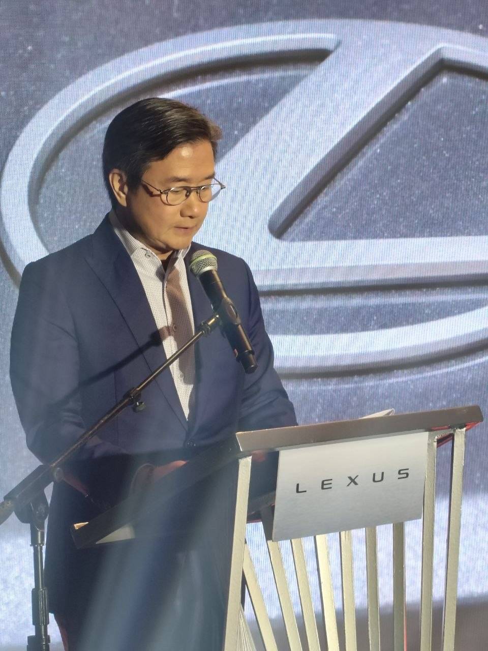 CHAIRMAN Alfred V. Ty introduces the eighth-generation ES during its Philippine unveiling.
