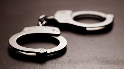Airport immigration agent collared 
for ‘departure scheme’