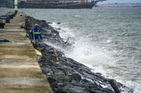Baseco fisherfolk brave rough seas