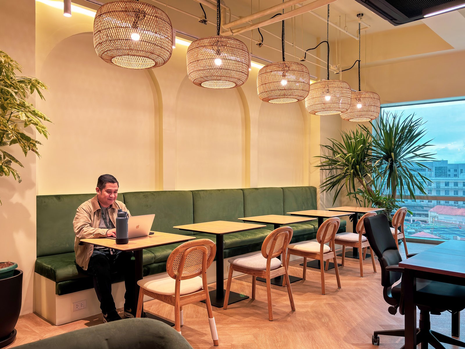 Open bench seating provides a flexible work environment for freelancers, startups and growing teams seeking collaborative and adaptable office solutions.