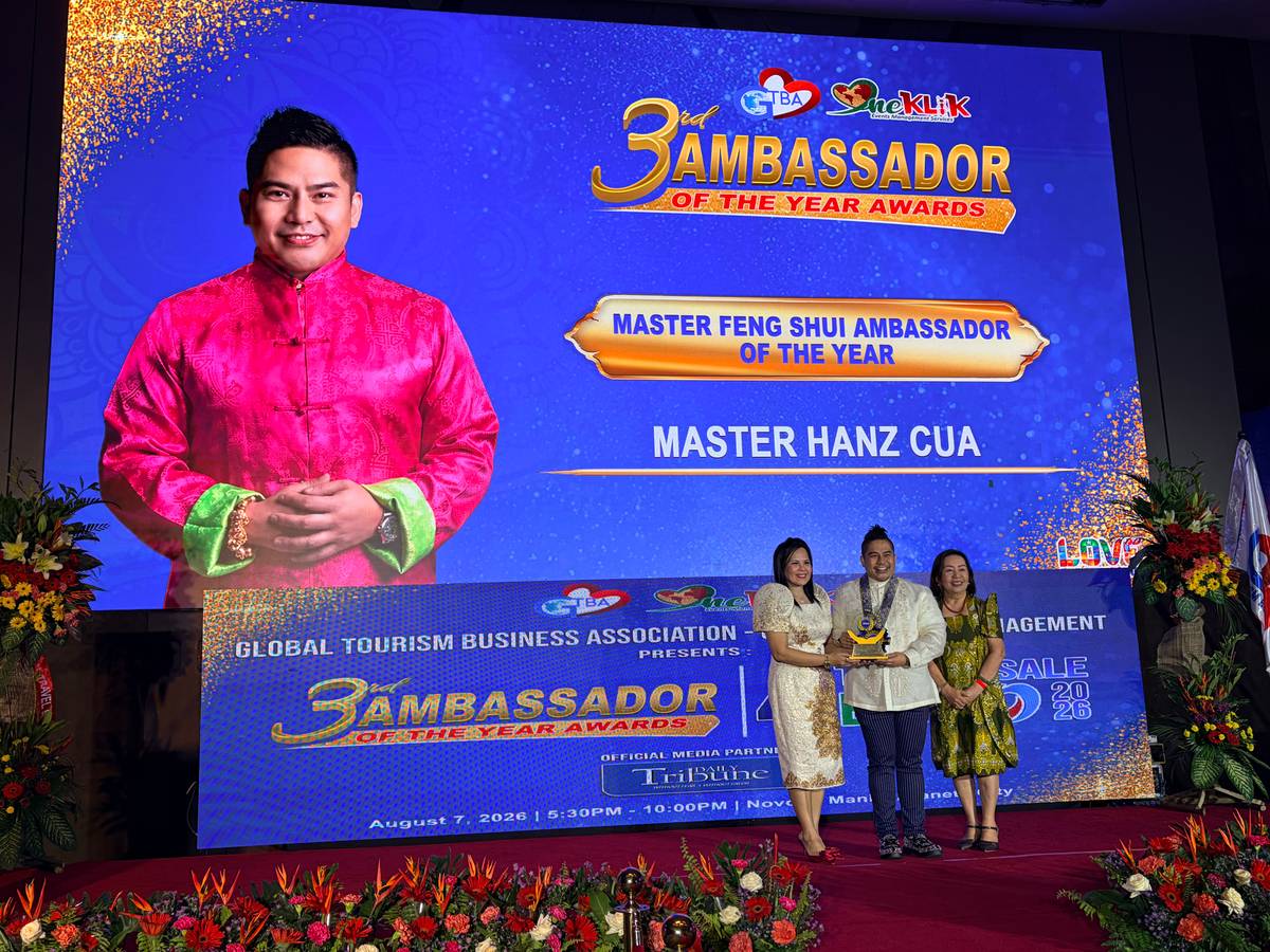 Master Hanz Cua (middle) accepts the Master Feng Shui Ambassador of the Year award from GTBA president Michelle Taylan (left) and GTBA treasurer Flora Caberte.