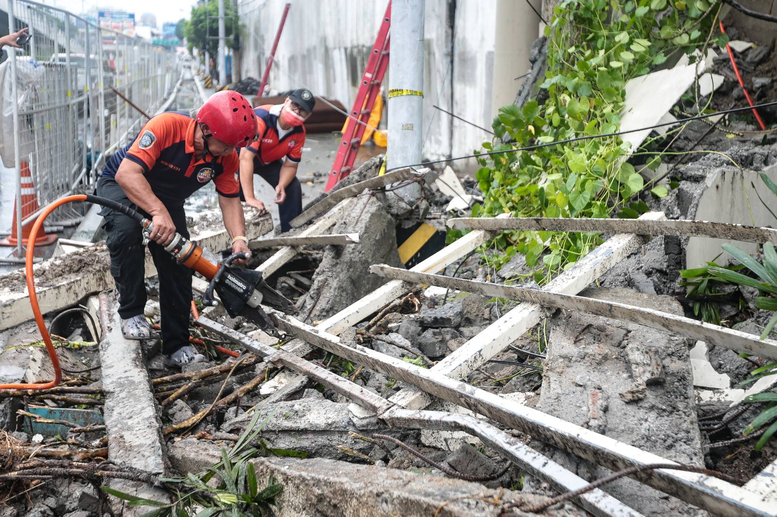Heavy traffic is expected along northbound EDSA-Ayala toward Buendia in Makati City after an old wall at Forbes Park collapsed last night.

Personnel from the DPWH and MMDA were seen clearing debris from the area. | Aram Lascano