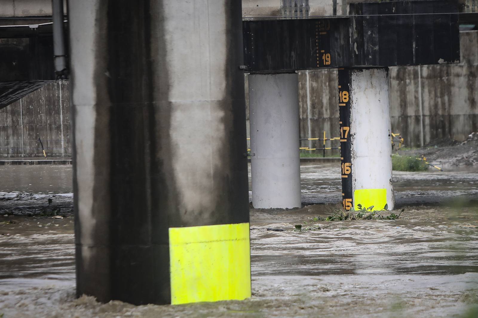 Scenes along the Marikina-Pasig border as Metro Manila remains under a Red Rainfall Warning and the Pasig River rises to 15 cubic meters. | Aram Lascano