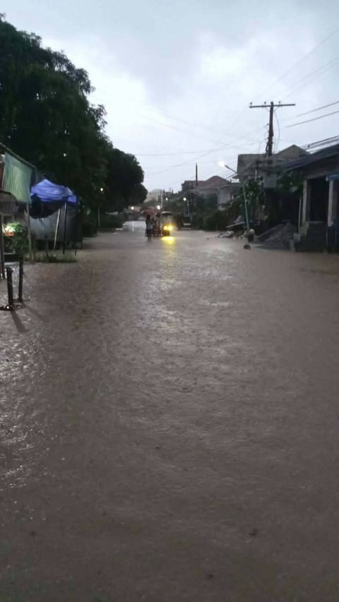 Flooding hits two barangays in Hermosa, Bataan