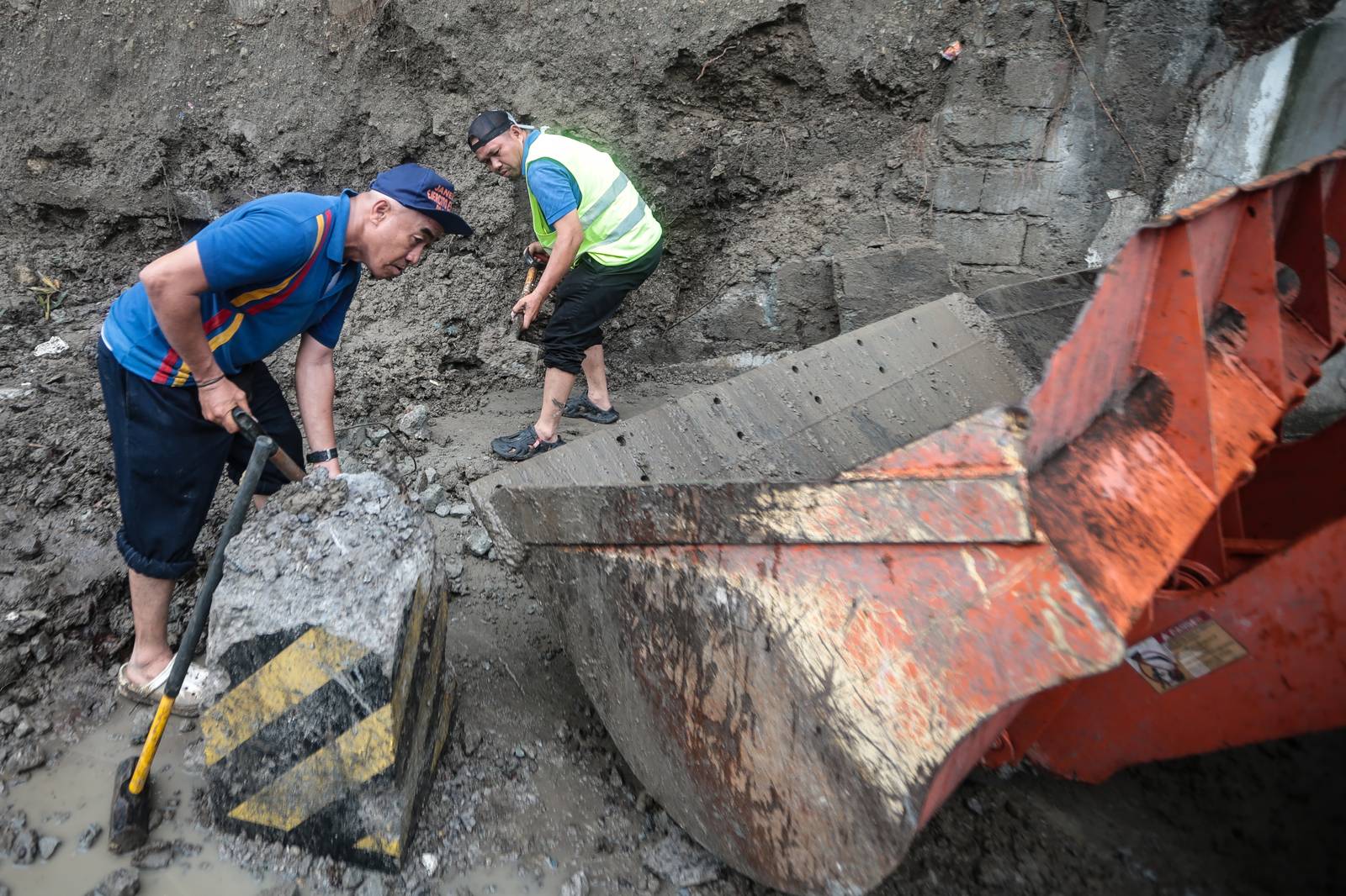 Heavy traffic is expected along northbound EDSA-Ayala toward Buendia in Makati City after an old wall at Forbes Park collapsed last night.

Personnel from the DPWH and MMDA were seen clearing debris from the area. | Aram Lascano