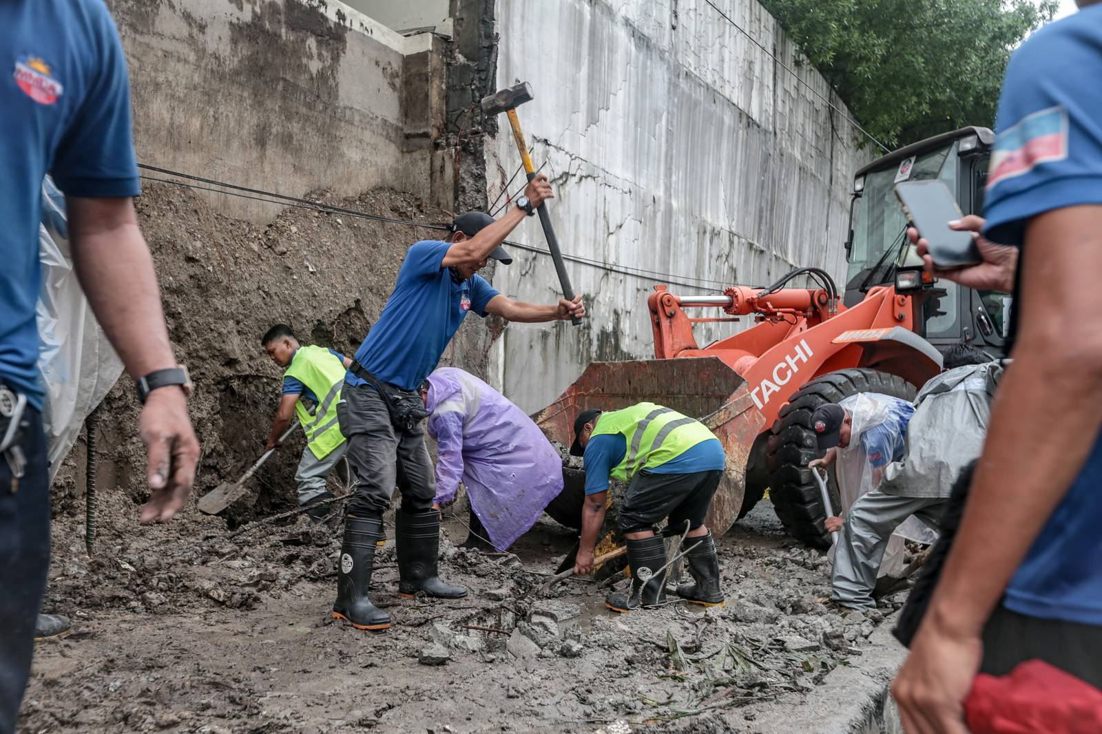 Heavy traffic is expected along northbound EDSA-Ayala toward Buendia in Makati City after an old wall at Forbes Park collapsed last night.

Personnel from the DPWH and MMDA were seen clearing debris from the area. | Aram Lascano