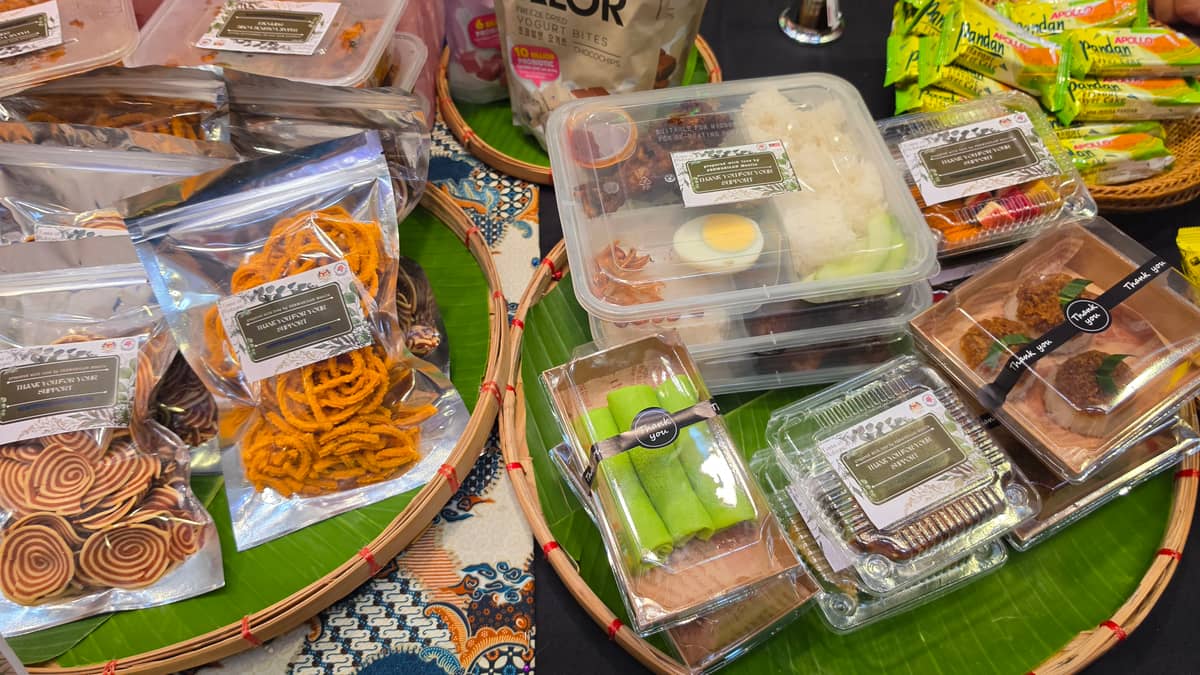 Malaysian meals, traditional sweets and packaged snacks offer visitors a sampling of the country’s culinary heritage.