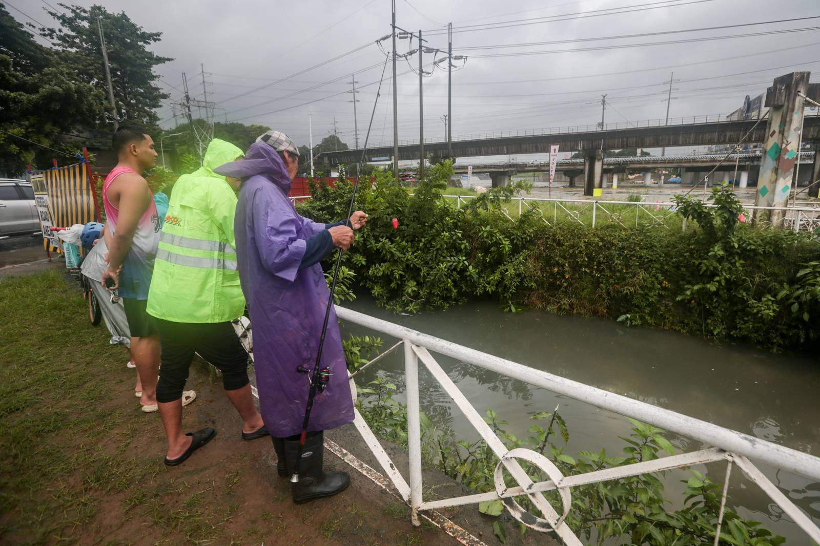 Scenes along the Marikina-Pasig border as Metro Manila remains under a Red Rainfall Warning and the Pasig River rises to 15 cubic meters. | Aram Lascano
