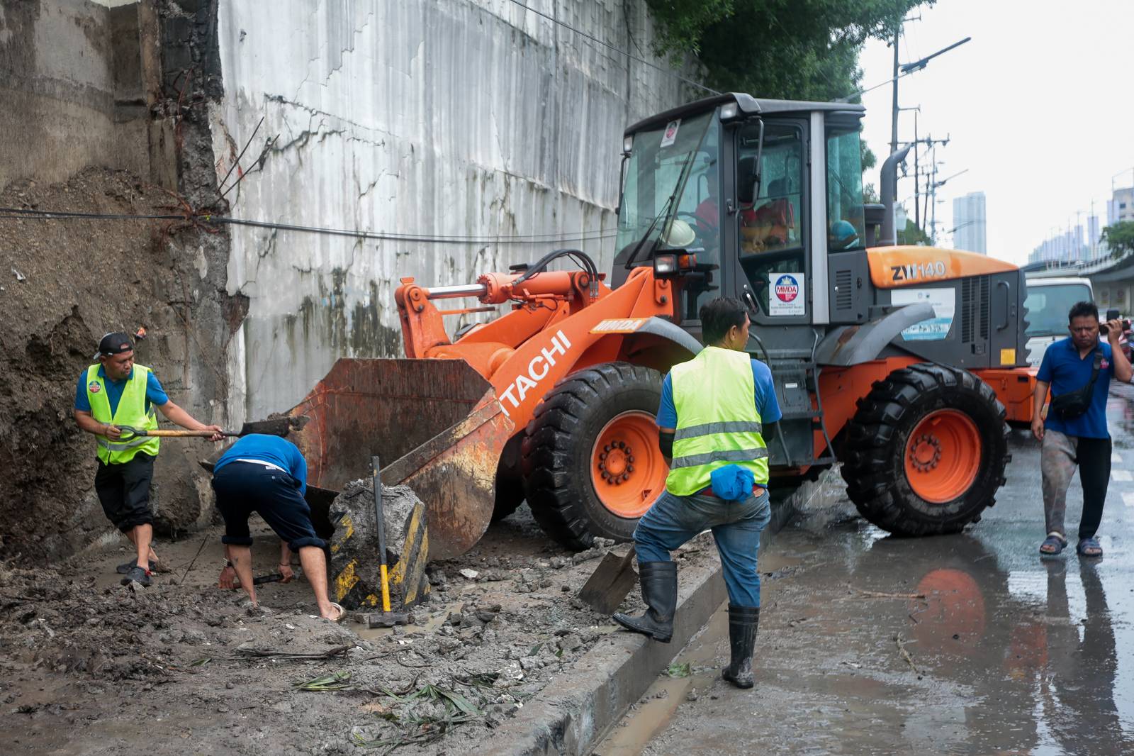 Heavy traffic is expected along northbound EDSA-Ayala toward Buendia in Makati City after an old wall at Forbes Park collapsed last night.

Personnel from the DPWH and MMDA were seen clearing debris from the area. | Aram Lascano