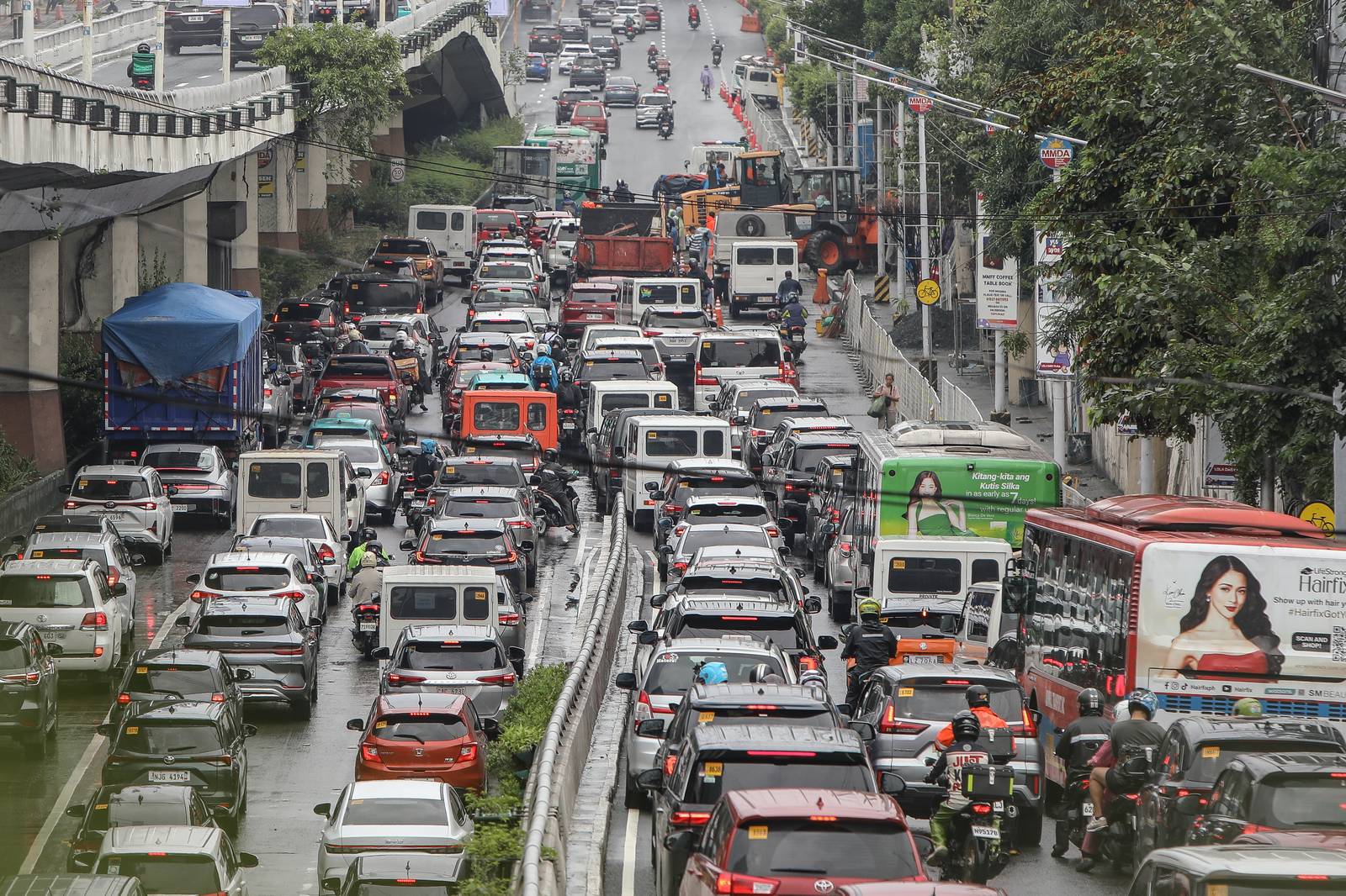 Heavy traffic is expected along northbound EDSA-Ayala toward Buendia in Makati City after an old wall at Forbes Park collapsed last night.

Personnel from the DPWH and MMDA were seen clearing debris from the area. | Aram Lascano