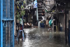 Knee-high flood blocks route to Sitio Malumot as habagat intensifies in Bacoor