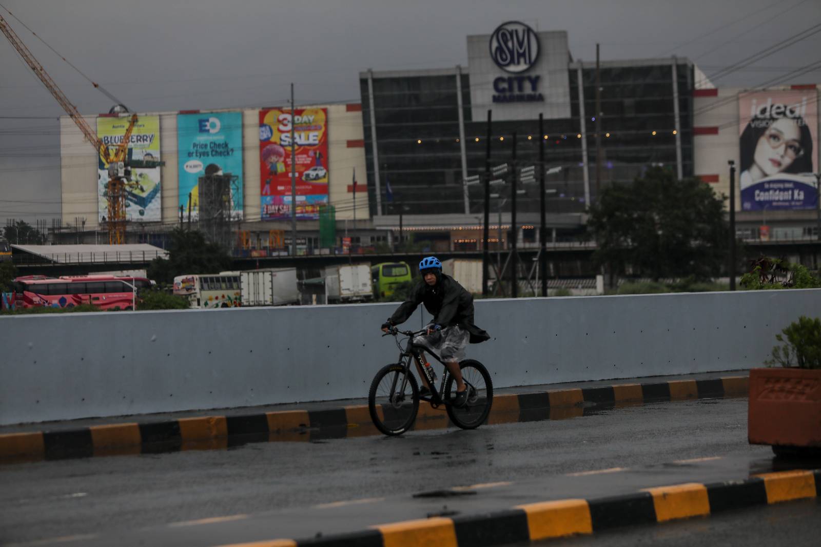Scenes along the Marikina-Pasig border as Metro Manila remains under a Red Rainfall Warning and the Pasig River rises to 15 cubic meters. | Aram Lascano