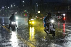 Heavy Rains Hit Motorists, Residents Along Cavite Highway before the flood