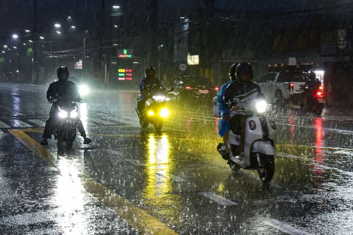 Heavy Rains Hit Motorists, Residents Along Cavite Highway before the flood