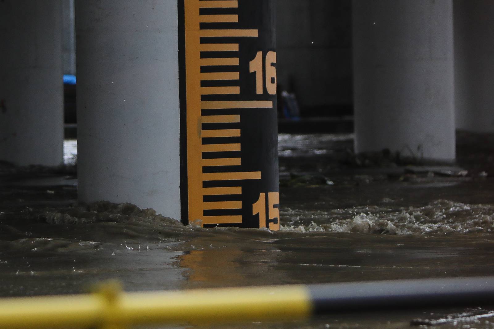 Scenes along the Marikina-Pasig border as Metro Manila remains under a Red Rainfall Warning and the Pasig River rises to 15 cubic meters. | Aram Lascano