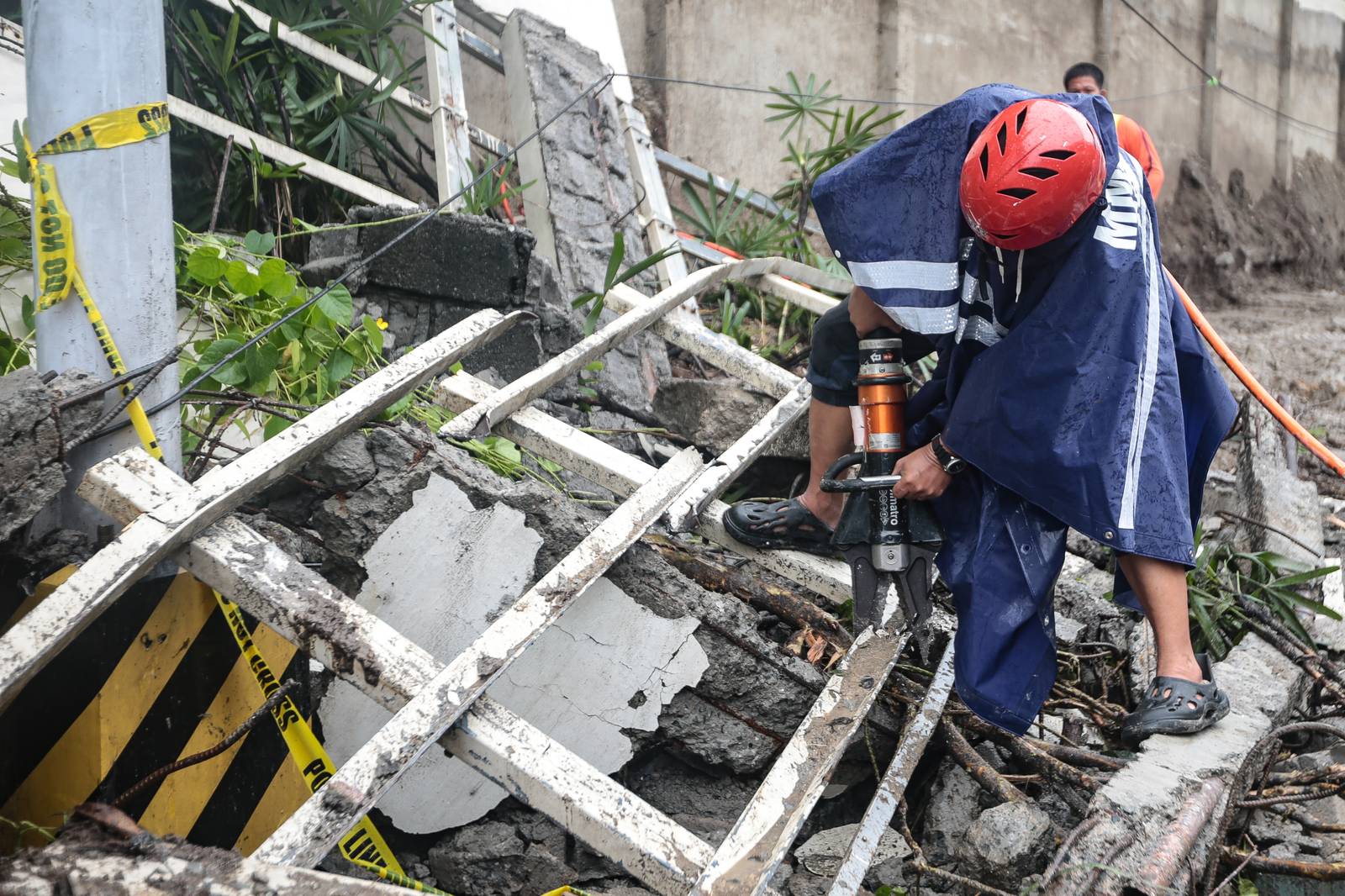 Heavy traffic is expected along northbound EDSA-Ayala toward Buendia in Makati City after an old wall at Forbes Park collapsed last night.

Personnel from the DPWH and MMDA were seen clearing debris from the area. | Aram Lascano