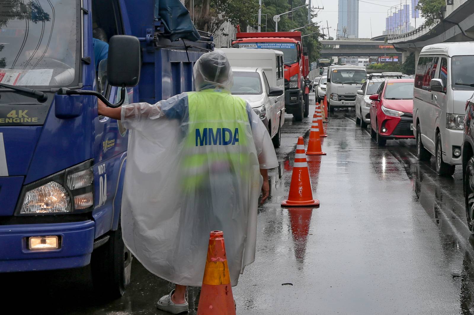 Heavy traffic is expected along northbound EDSA-Ayala toward Buendia in Makati City after an old wall at Forbes Park collapsed last night.

Personnel from the DPWH and MMDA were seen clearing debris from the area. | Aram Lascano