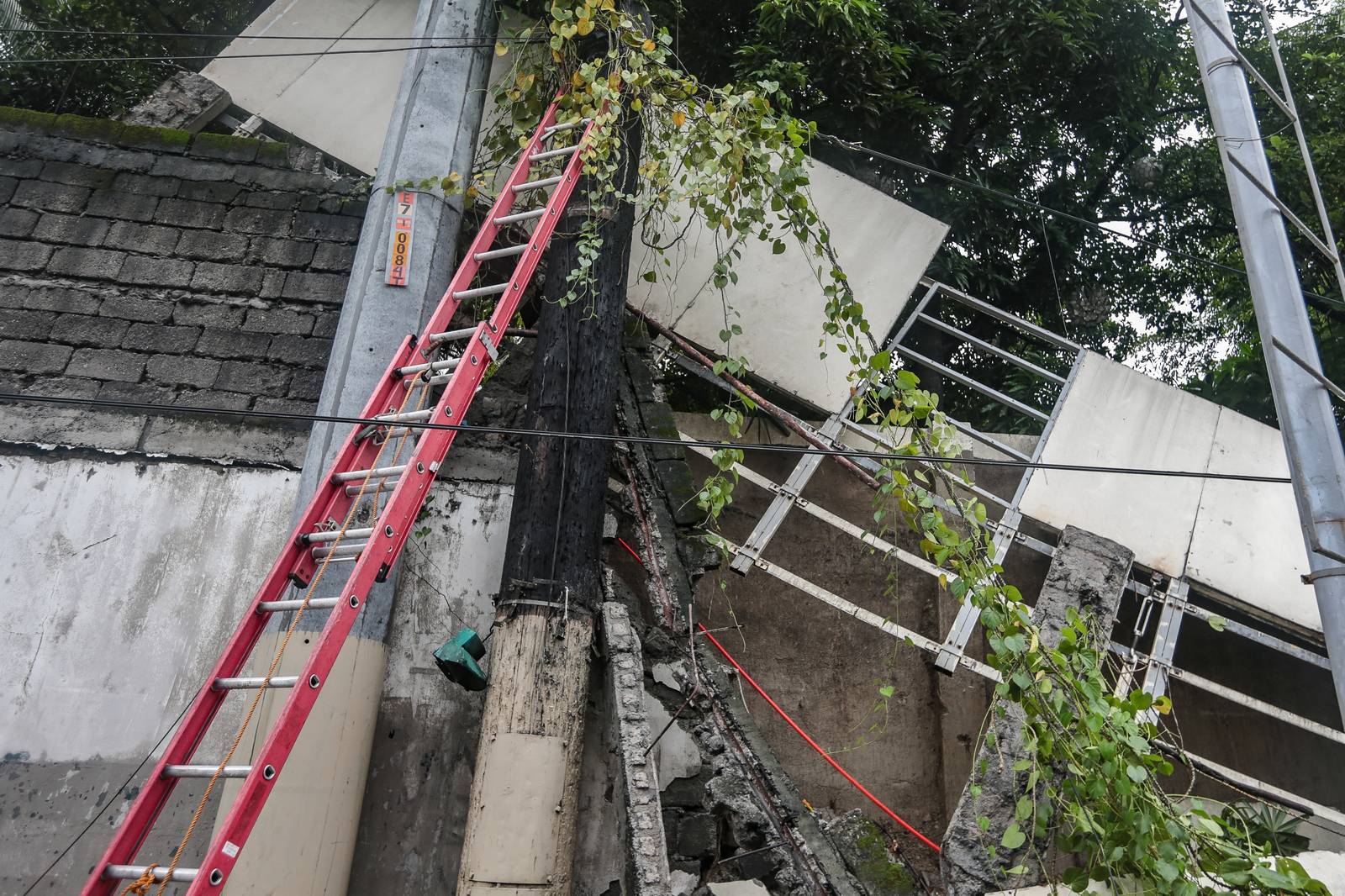 Heavy traffic is expected along northbound EDSA-Ayala toward Buendia in Makati City after an old wall at Forbes Park collapsed last night.

Personnel from the DPWH and MMDA were seen clearing debris from the area. | Aram Lascano