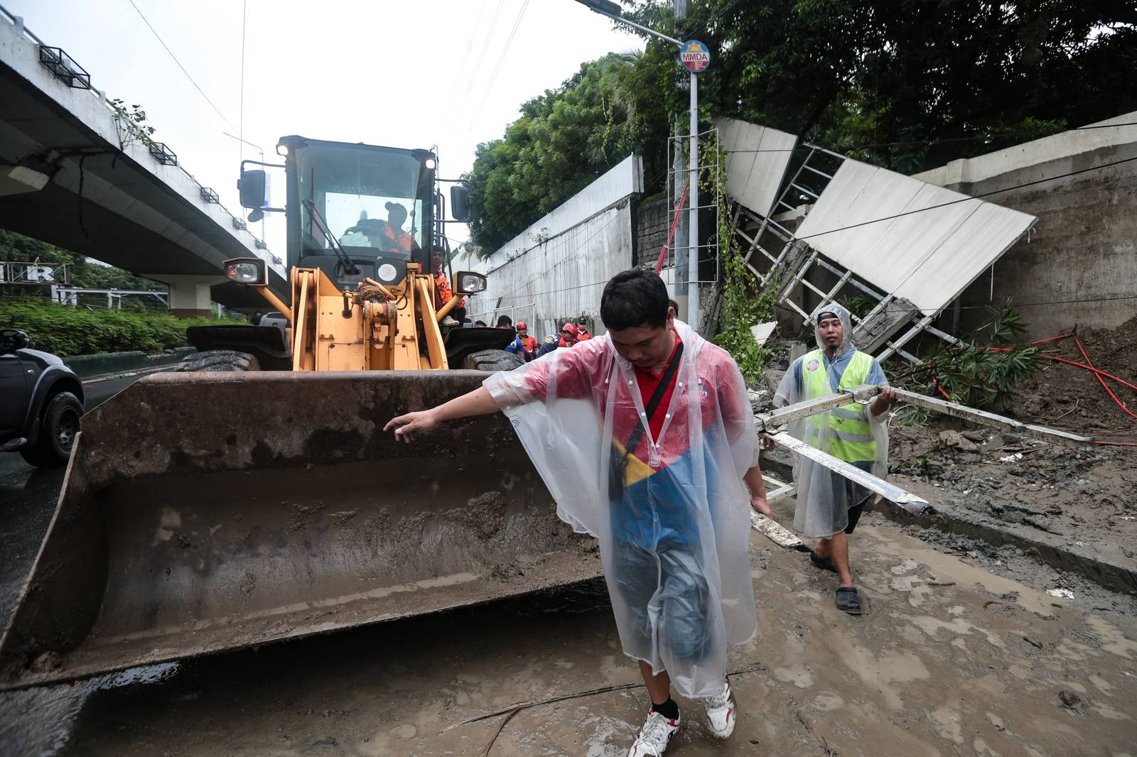 Heavy traffic is expected along northbound EDSA-Ayala toward Buendia in Makati City after an old wall at Forbes Park collapsed last night.

Personnel from the DPWH and MMDA were seen clearing debris from the area. | Aram Lascano