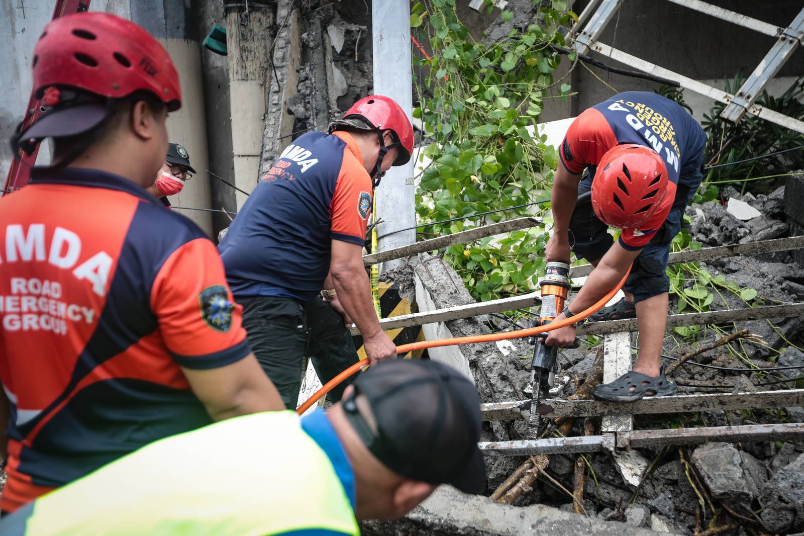 Heavy traffic is expected along northbound EDSA-Ayala toward Buendia in Makati City after an old wall at Forbes Park collapsed last night.

Personnel from the DPWH and MMDA were seen clearing debris from the area. | Aram Lascano