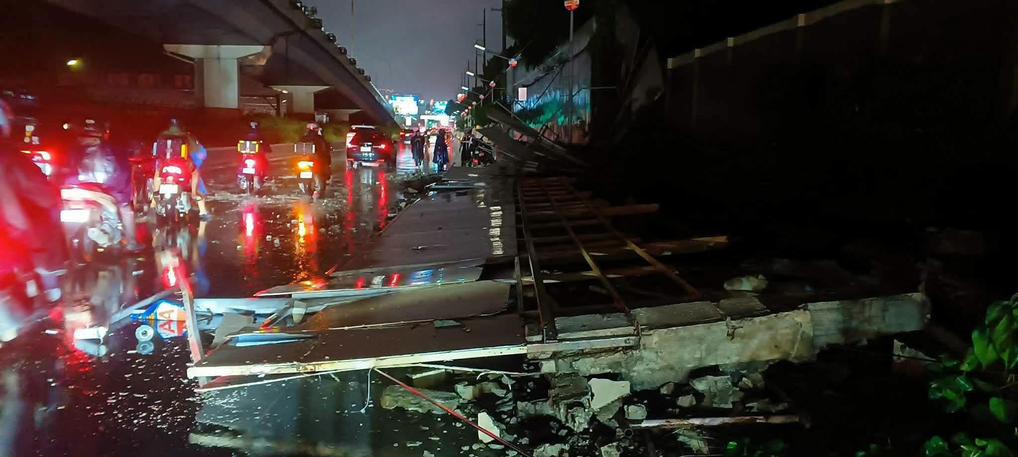 Forbes Park wall collapses along EDSA-Ayala, blocks two lanes