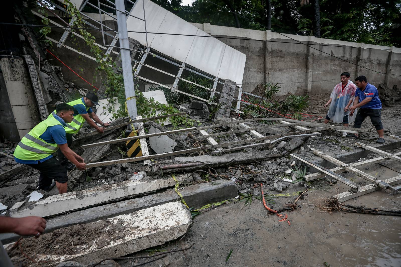 Heavy traffic is expected along northbound EDSA-Ayala toward Buendia in Makati City after an old wall at Forbes Park collapsed last night.

Personnel from the DPWH and MMDA were seen clearing debris from the area. | Aram Lascano