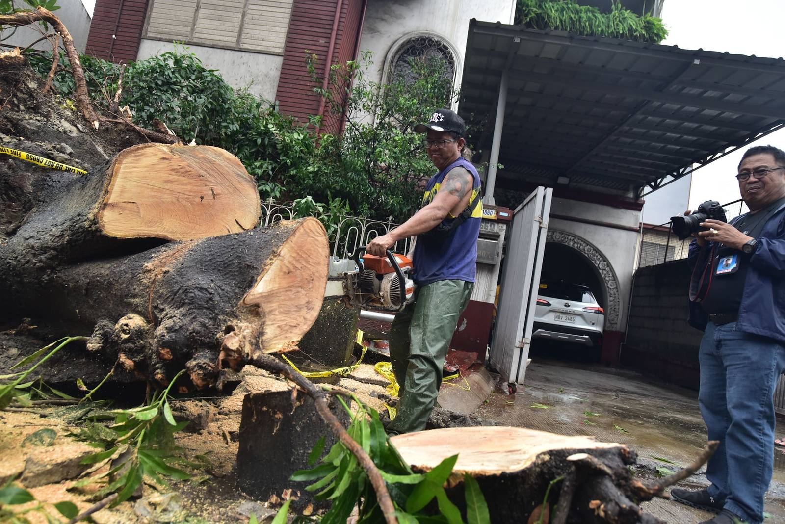 Personnel clear debris from a mango tree that fell onto an SUV along Malabon and Oroquieta streets in Sta. Cruz, Manila, on August 10.

Two houses also lost their roofs after a tornado struck Tayuman amid heavy rain and strong winds brought by the enhanced southwest monsoon (Habagat) l Zedrich Xylak Madrid