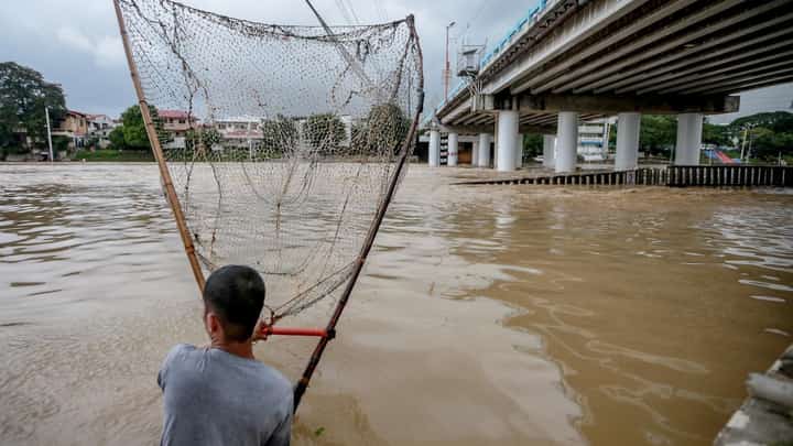 FISHING ALONG SWOLLEN TUMANA RIVER
Hobby #anglers and #fishermen cast their lines along the Tumana River near Riverbanks in Marikina City as the river’s water level stood at around 16 meters amid continued rains. | Aram Lascano