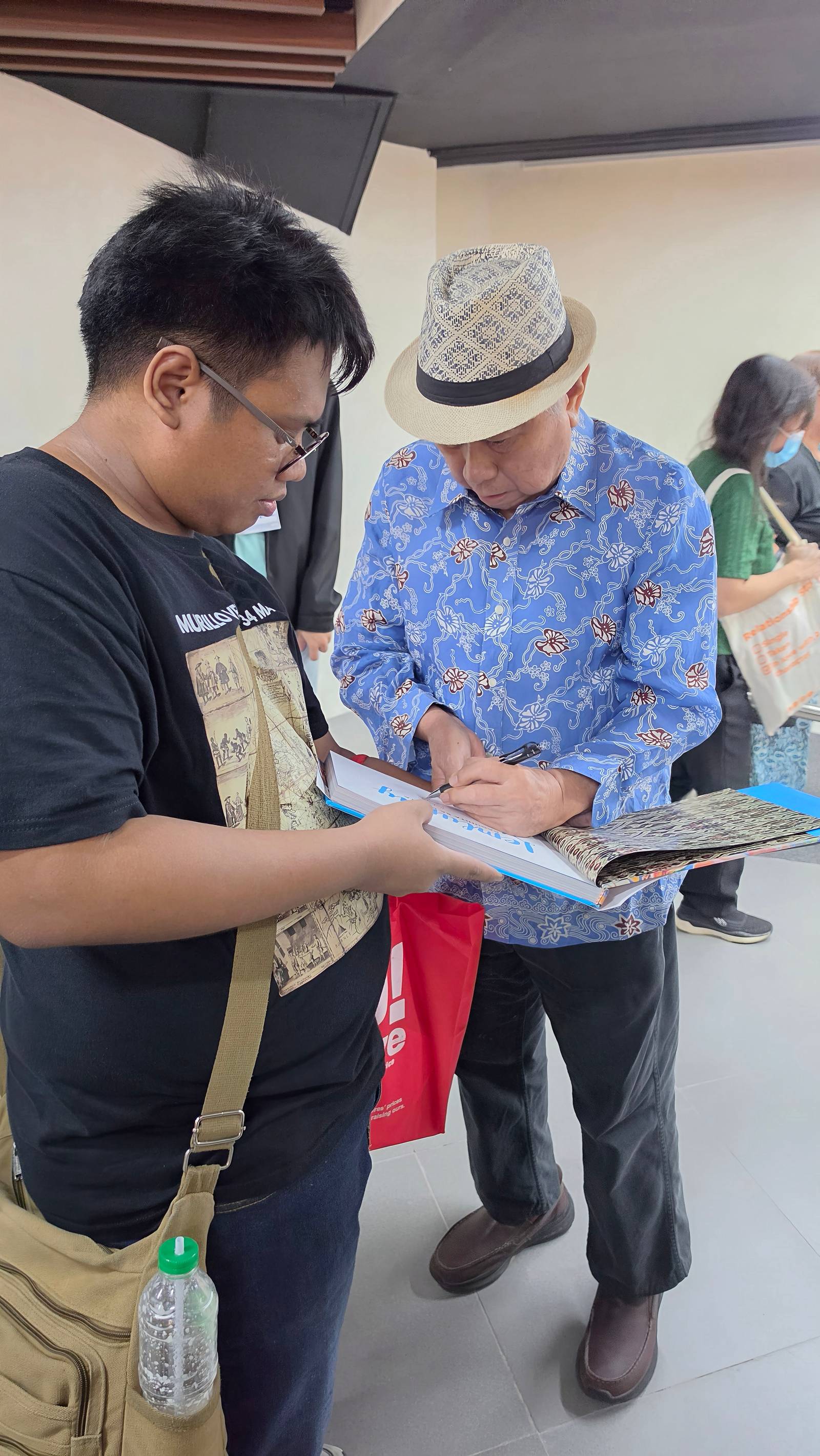 National Artist for Literature Virgilio S. Almario signs his book, ‘Lemlunay,’ for a reader during the fair.