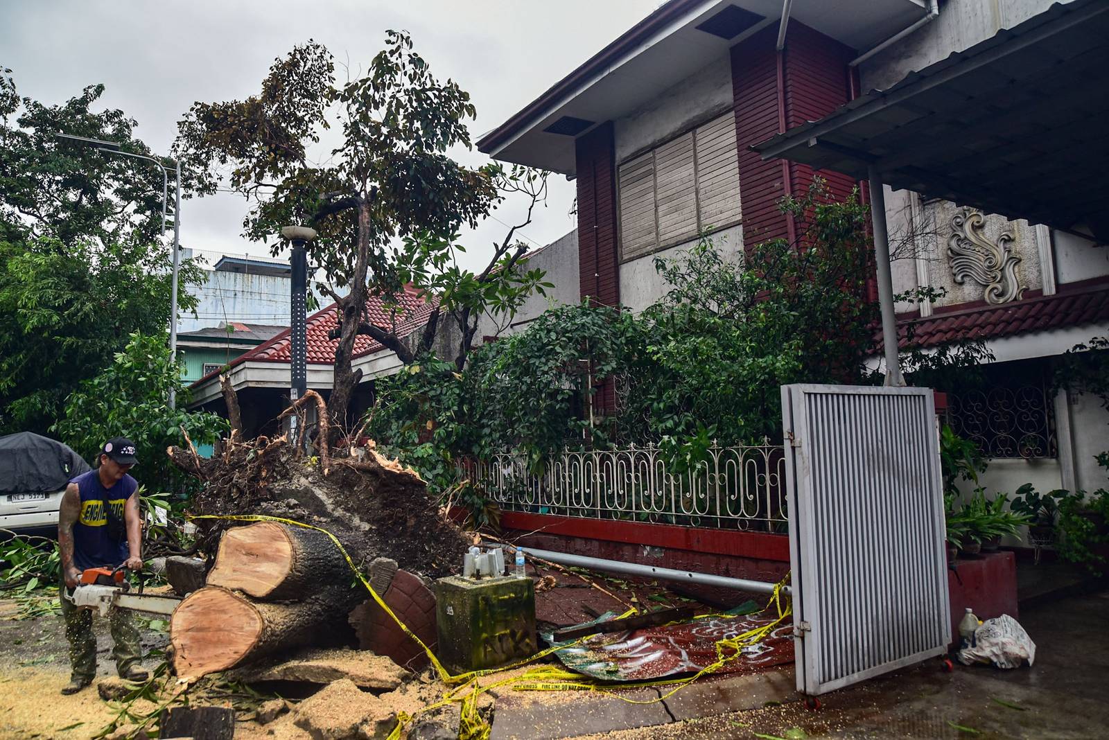 Personnel clear debris from a mango tree that fell onto an SUV along Malabon and Oroquieta streets in Sta. Cruz, Manila, on August 10.

Two houses also lost their roofs after a tornado struck Tayuman amid heavy rain and strong winds brought by the enhanced southwest monsoon (Habagat) l Zedrich Xylak Madrid