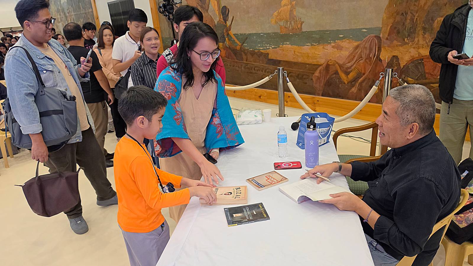 Historian Ambeth Ocampo meets readers and signs books at the Third GSIS Historians’ Fair.