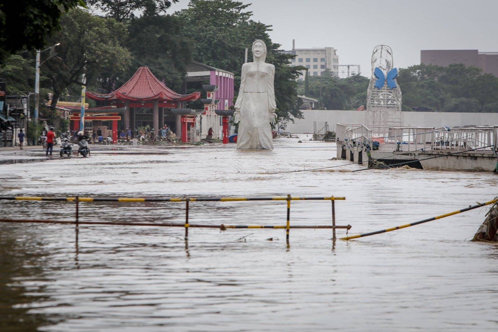 FISHING ALONG SWOLLEN TUMANA RIVER

Hobby #anglers and #fishermen cast their lines along the Tumana River near Riverbanks in Marikina City as the river’s water level stood at around 16 meters amid continued rains. | Aram Lascano