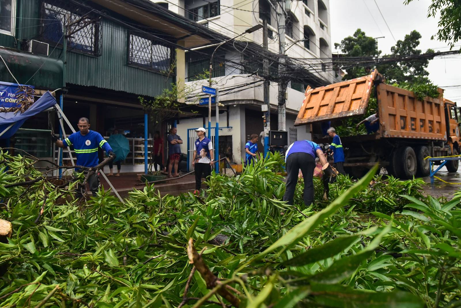 Personnel clear debris from a mango tree that fell onto an SUV along Malabon and Oroquieta streets in Sta. Cruz, Manila, on August 10.

Two houses also lost their roofs after a tornado struck Tayuman amid heavy rain and strong winds brought by the enhanced southwest monsoon (Habagat) l Zedrich Xylak Madrid