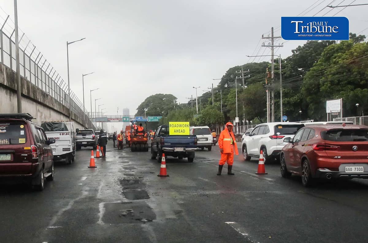 (August 11 2026) Department of Public Work and Highways (DPWH) workers saw asphalt the potholes caused by the continuous rain brought by Southwest monsoon, along Commonwealth Avenue in Brgy. Central, Quezon City, on Tuesday August 11 2026. Photo/Analy Labor