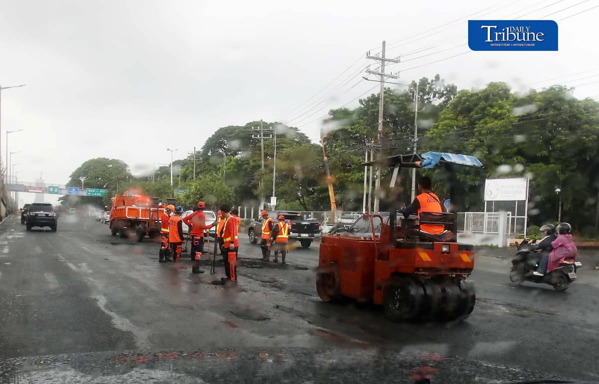 (August 11 2026) Department of Public Work and Highways (DPWH) workers saw asphalt the potholes caused by the continuous rain brought by Southwest monsoon, along Commonwealth Avenue in Brgy. Central, Quezon City, on Tuesday August 11 2026. Photo/Analy Labor