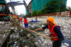 Floating trap installed at Parañaque canal
