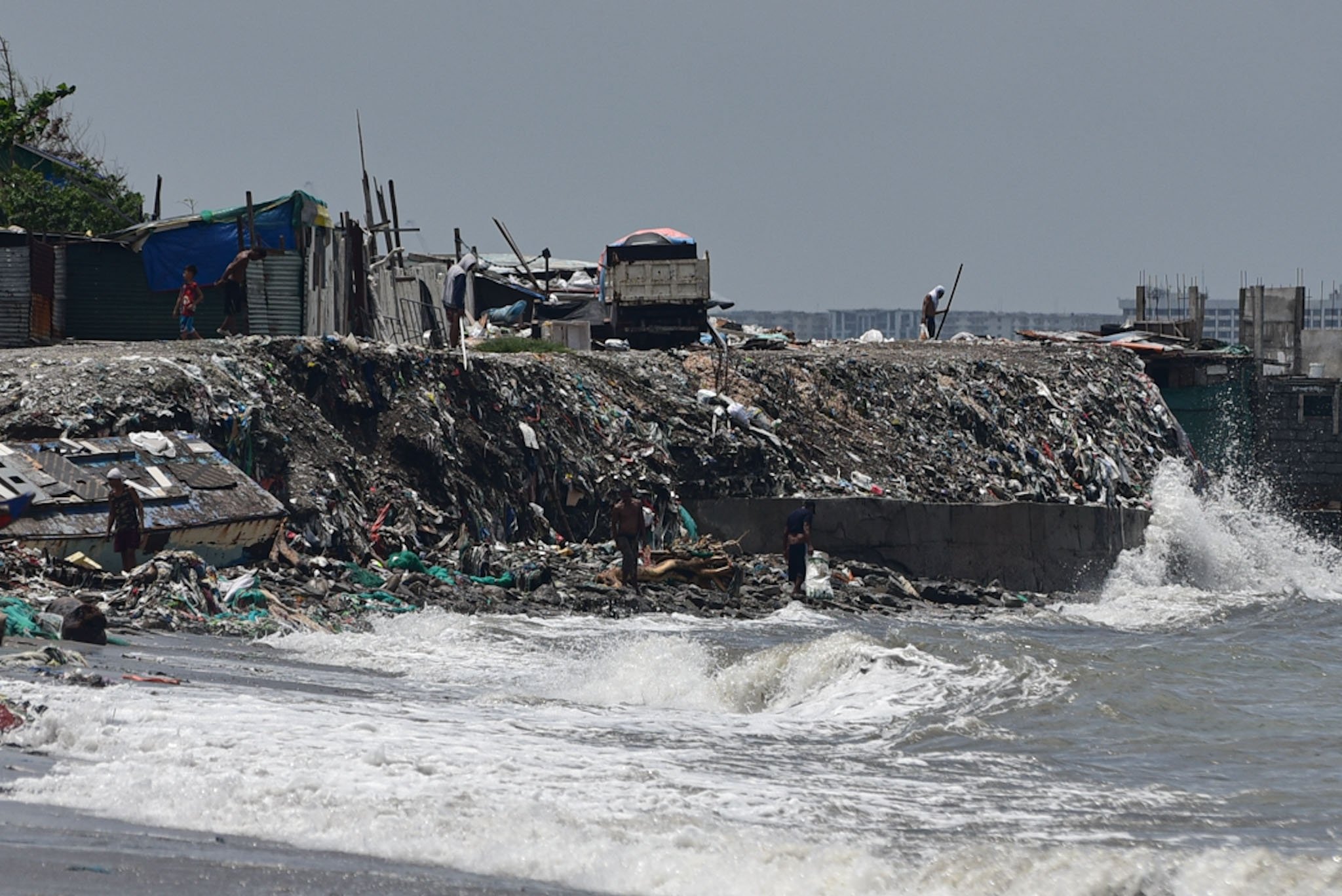 Debris washes to Baseco shoreline