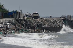 Debris washes to Baseco shoreline