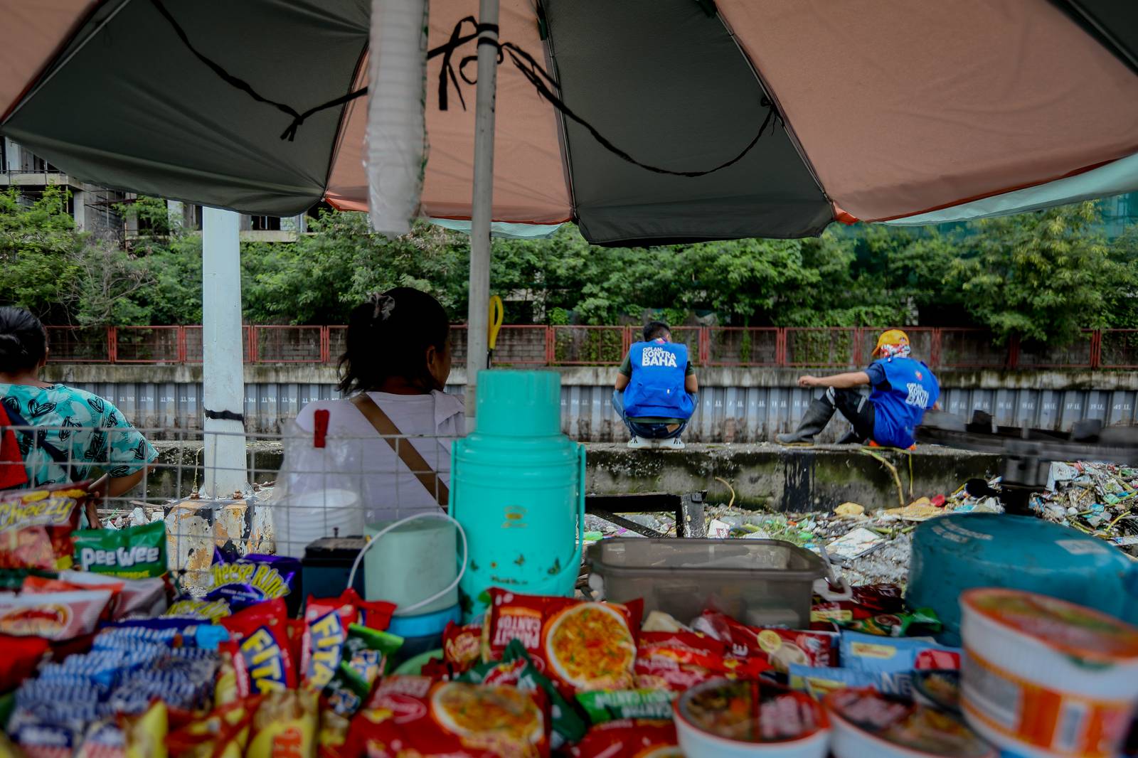 Personnel work through the rain to clear a massive buildup of garbage from the Redemptorist Water Channel in Parañaque City on Tuesday afternoon, 11 August. | Aram Lascano